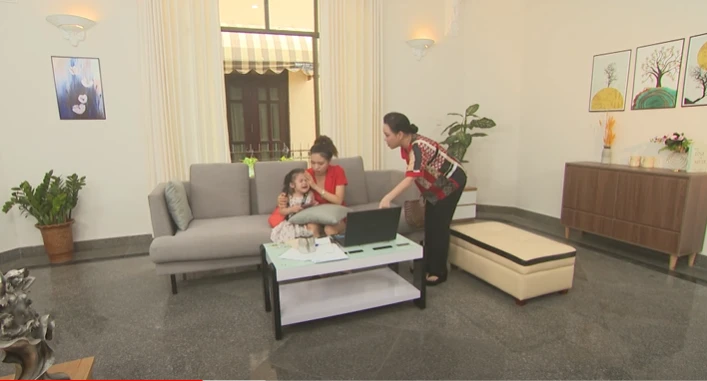 Người bà vô tranh luận với người mẹ trong chương trình.