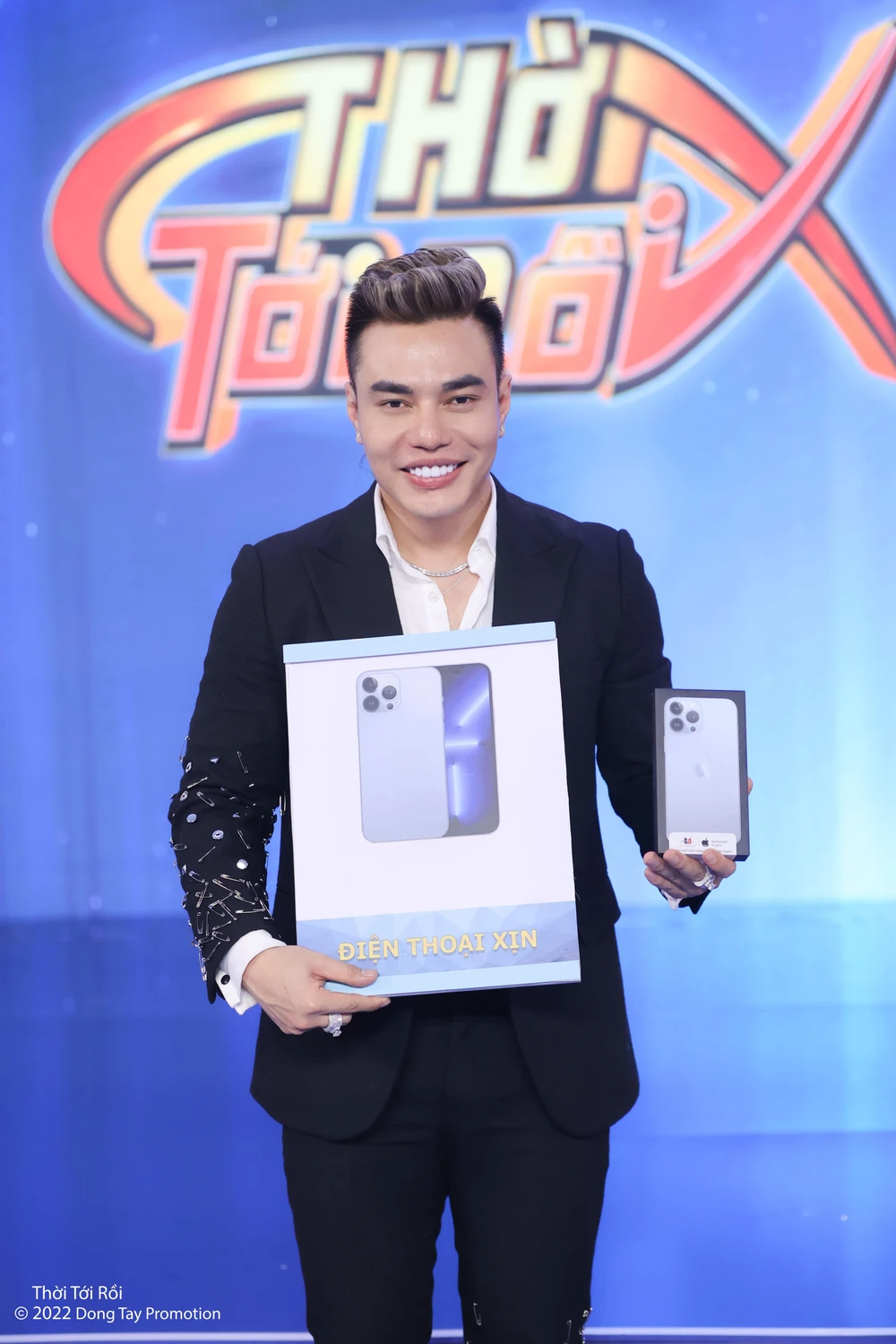 Lê Dương Bảo Lâm may mắn nhận được điện thoại xịn.