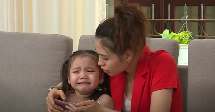 Lê Lộc chăm sóc cho con bằng cách bấm điện thoại. Ảnh: CTCC