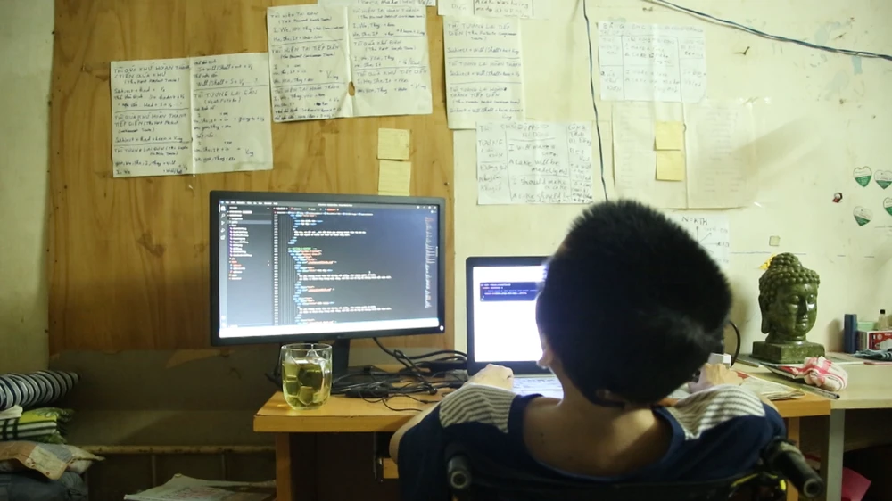 Anh Nguyễn Văn Vọng với nghề lập trình viên. Ảnh: CTCC