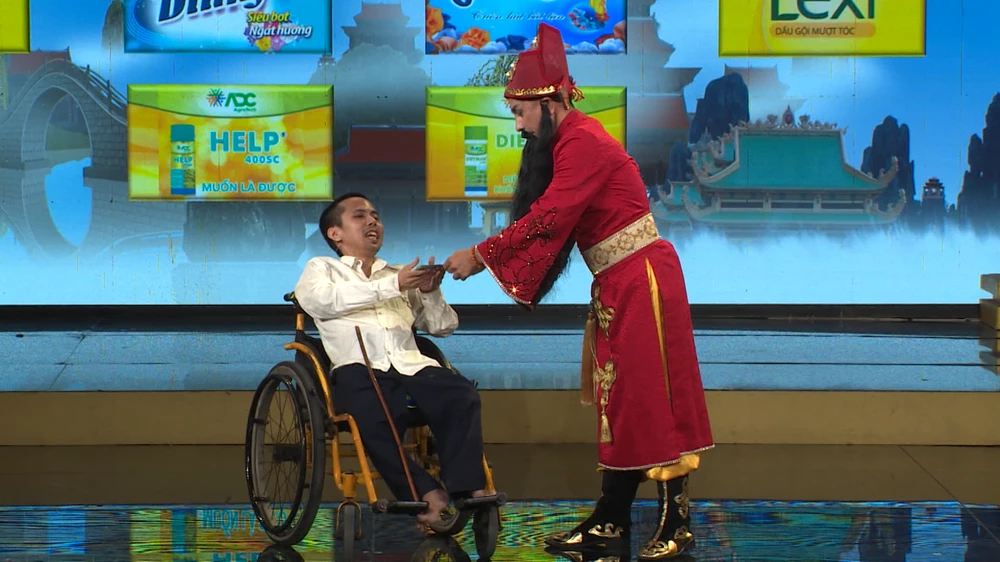 Anh Vọng nhận quà chương trình.