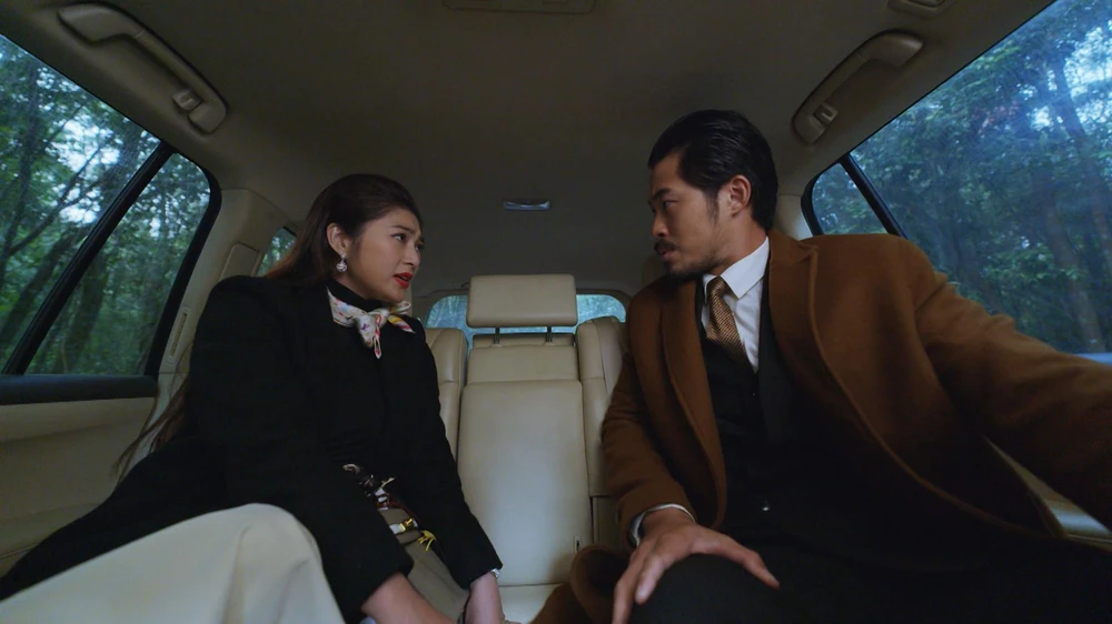 Chiêu Dương quyết bám chặt Lão Bàng. Ảnh: SV