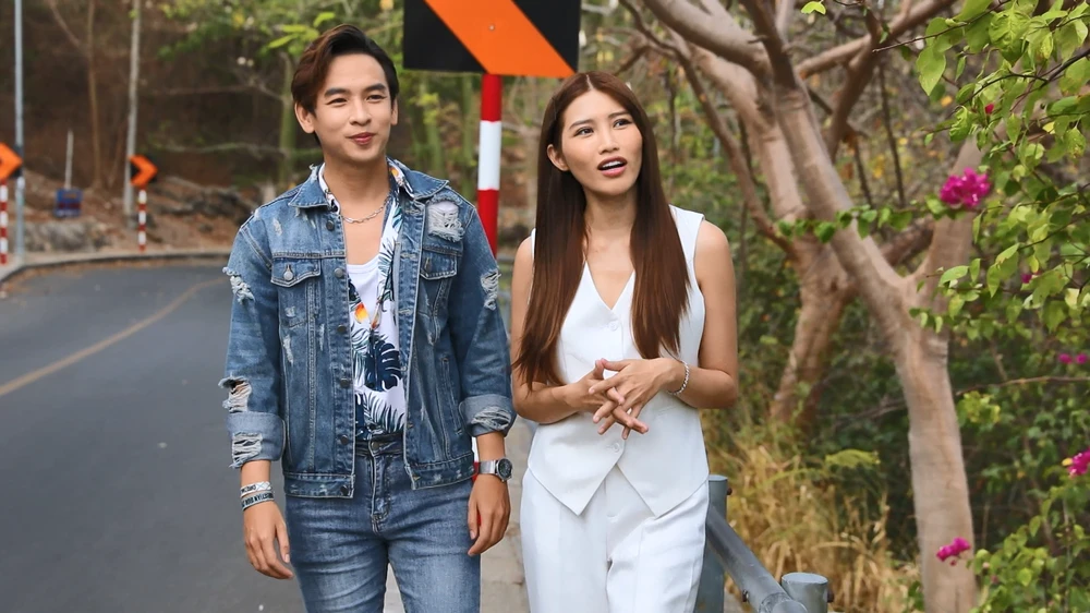 Cả hai nhân vật ở cung đường lên ngọn hải đăng.