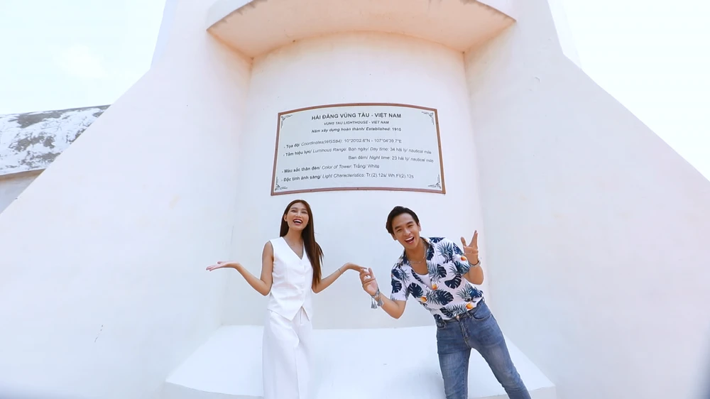 Hai nhân vật dưới chân ngọn hải đăng.