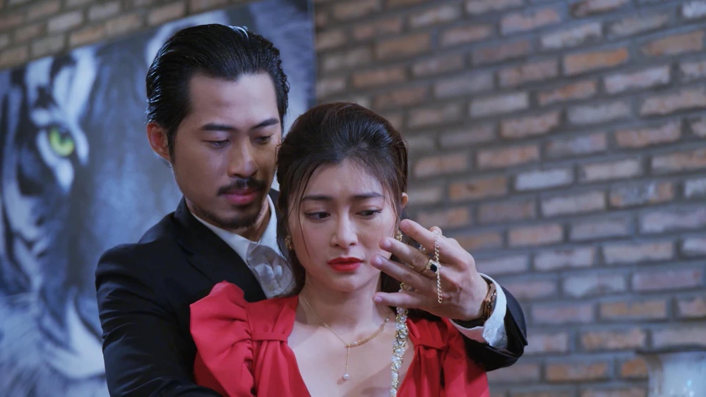 Lão Bàng mua cho Chiêu Dương món quà. Ảnh: SV