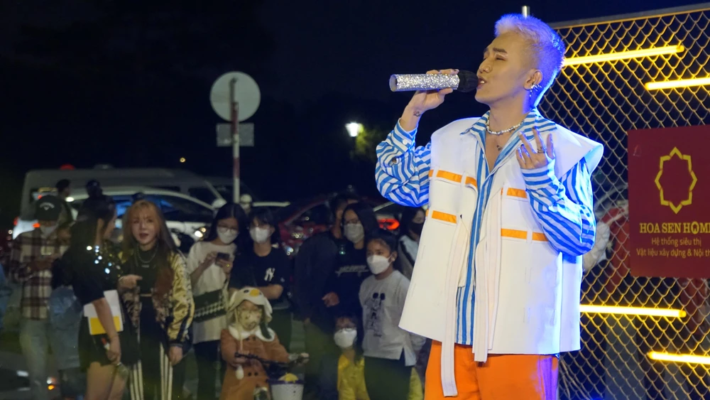 Võ Đức Trí hát tặng khán giả.