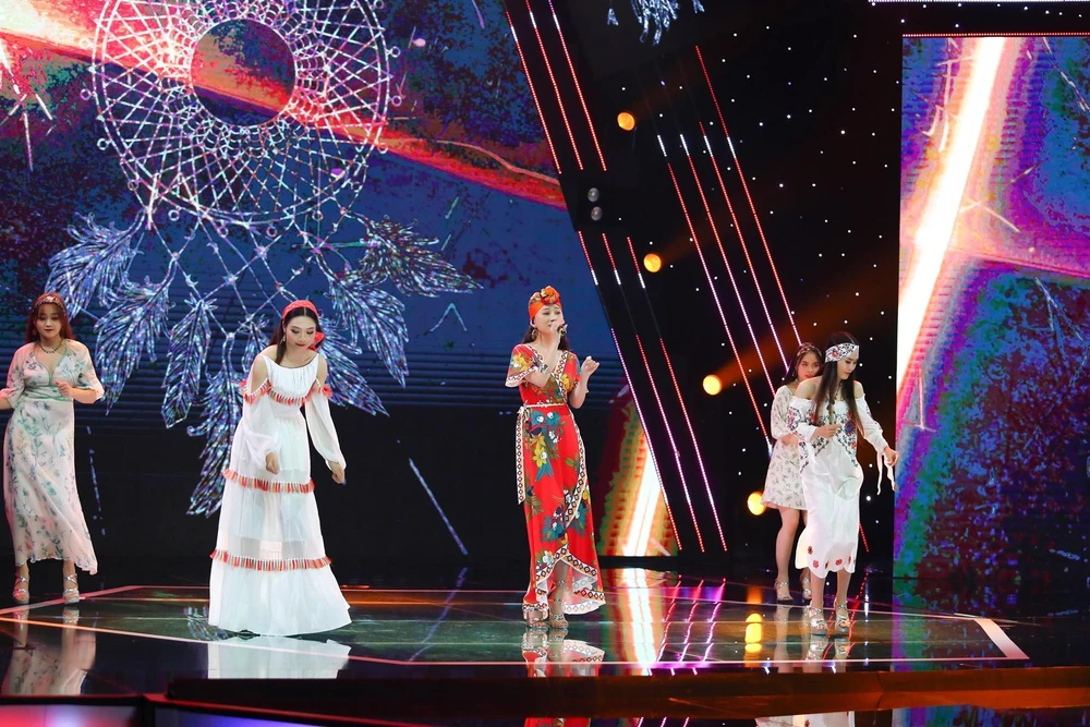 Đào Kỳ Anh nhận được 10 điểm từ danh ca Thái Châu và giám khảo Nguyễn Phi Hùng.