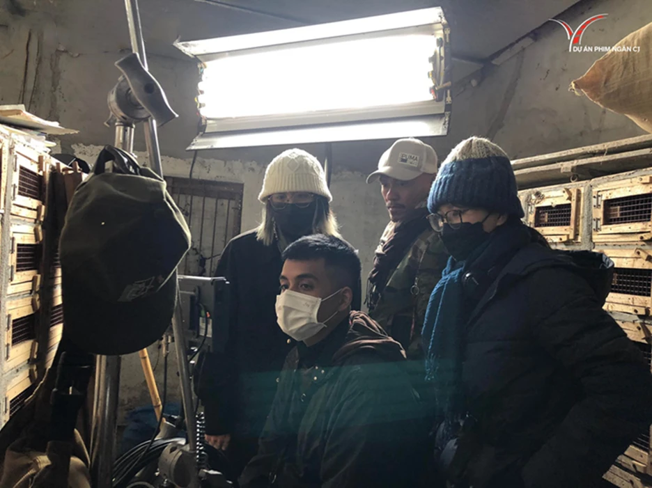 Thảo và ê-kíp trên trường quay phim ngắn Điềm báo thuộc Dự án phim ngắn CJ mùa 3.