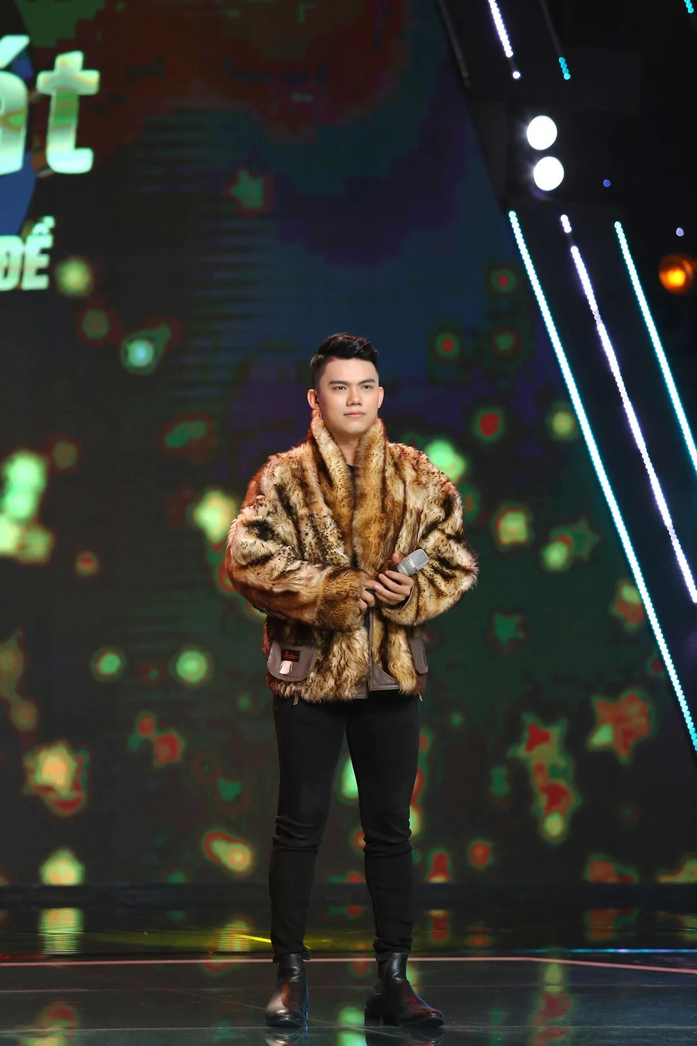 Lê Thái Sơn nghe nhận xét từ ban giám khảo.