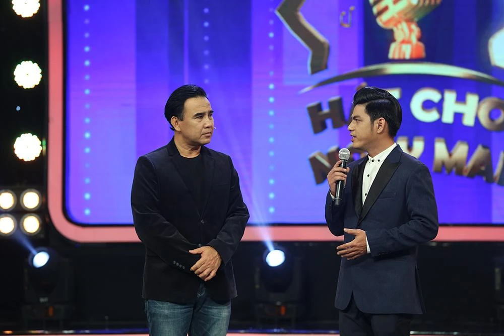 Trung Hiếu chia sẻ với nghệ sĩ Quyền Linh.