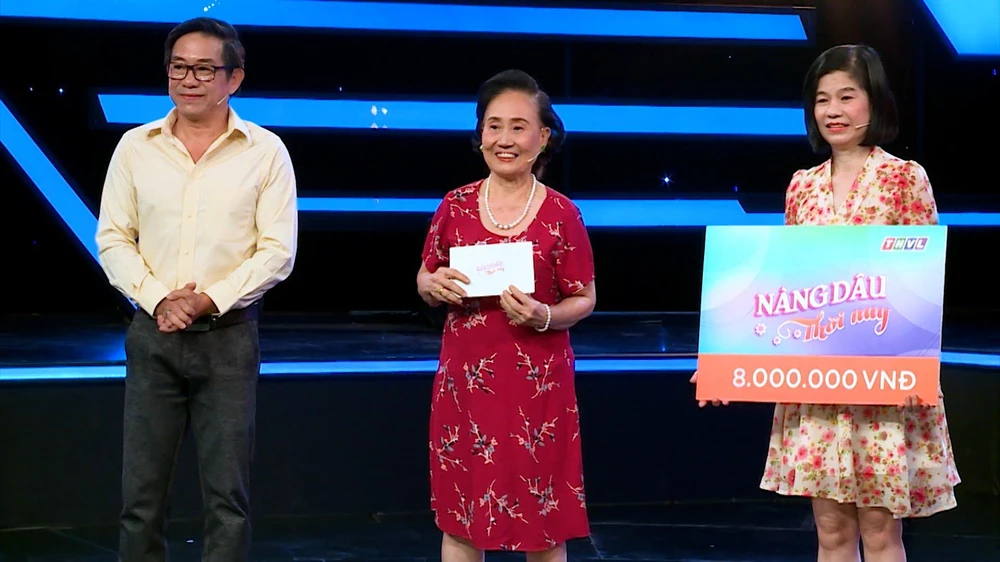 Hai gia đình nhận giải thưởng chương trình.