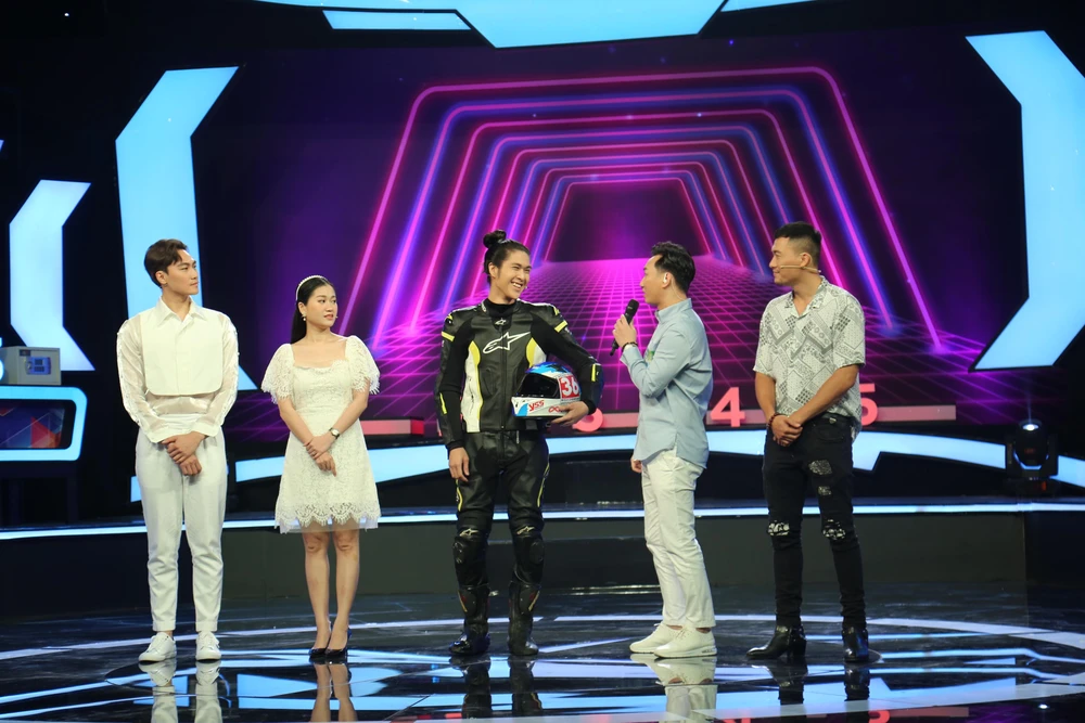 Các khách mời trên sân khấu. Ảnh: CTCC Các khách mời trên sân khấu. Ảnh: CTCC