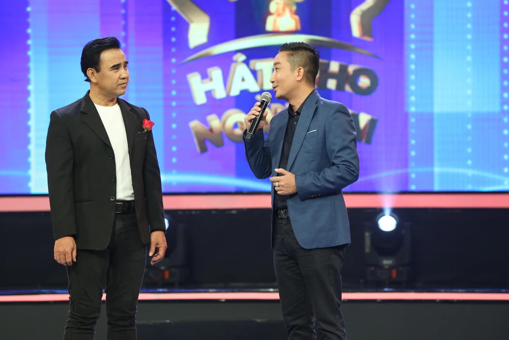MC Quyền Linh và Thí sinh Tuấn Anh chia sẻ trong chương trình.