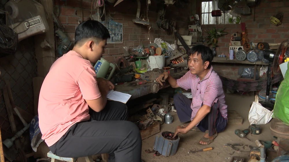 Anh Bảo tại tiệm điện.