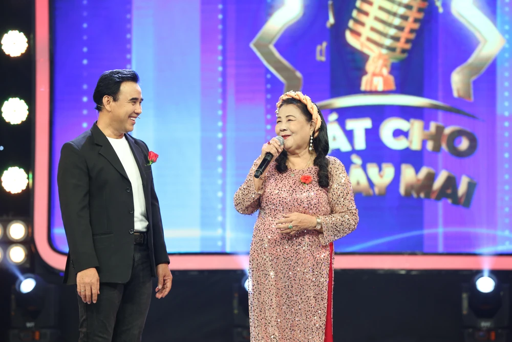 Cô Mẫn chia sẻ với MC Quyền Linh.