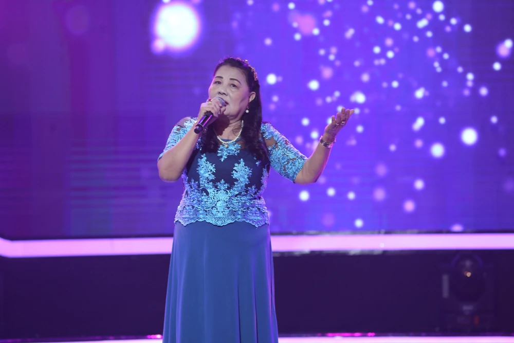 Cô Mẫn hát bài hát tặng chương trình.