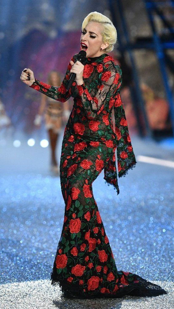 Lady Gaga diện thiết kế thuộc BST Fall 2016 trình diễn trên sân khấu Victoria’s Secret Fashion Show năm 2016 tại Paris.