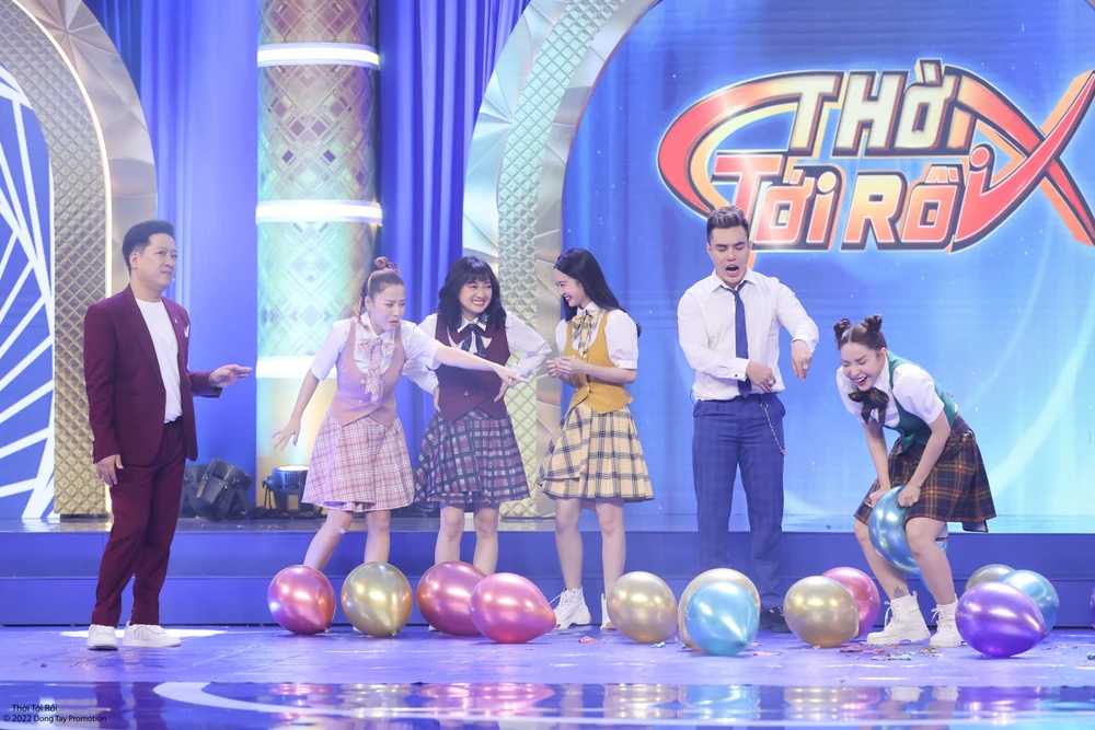 Các thí sinh đập bóng bằng đùi.