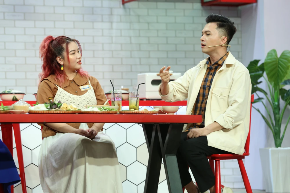 Nam Cường bắt đầu vào bàn.