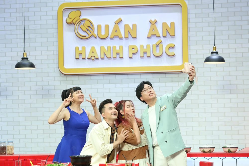 Các nhân vật tham gia chương trình. Ảnh: CTCC