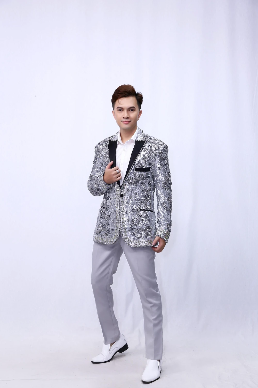 Nam Cường tự tay làm bánh bông lan trứng muối đem chiêu đãi đồng nghiệp.