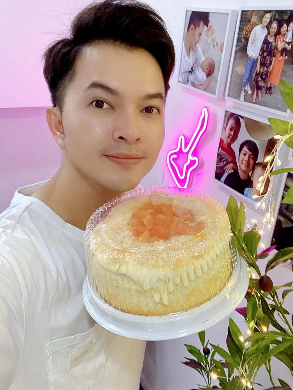 Nam Cường làm bánh để đãi ê-kíp chương trình.