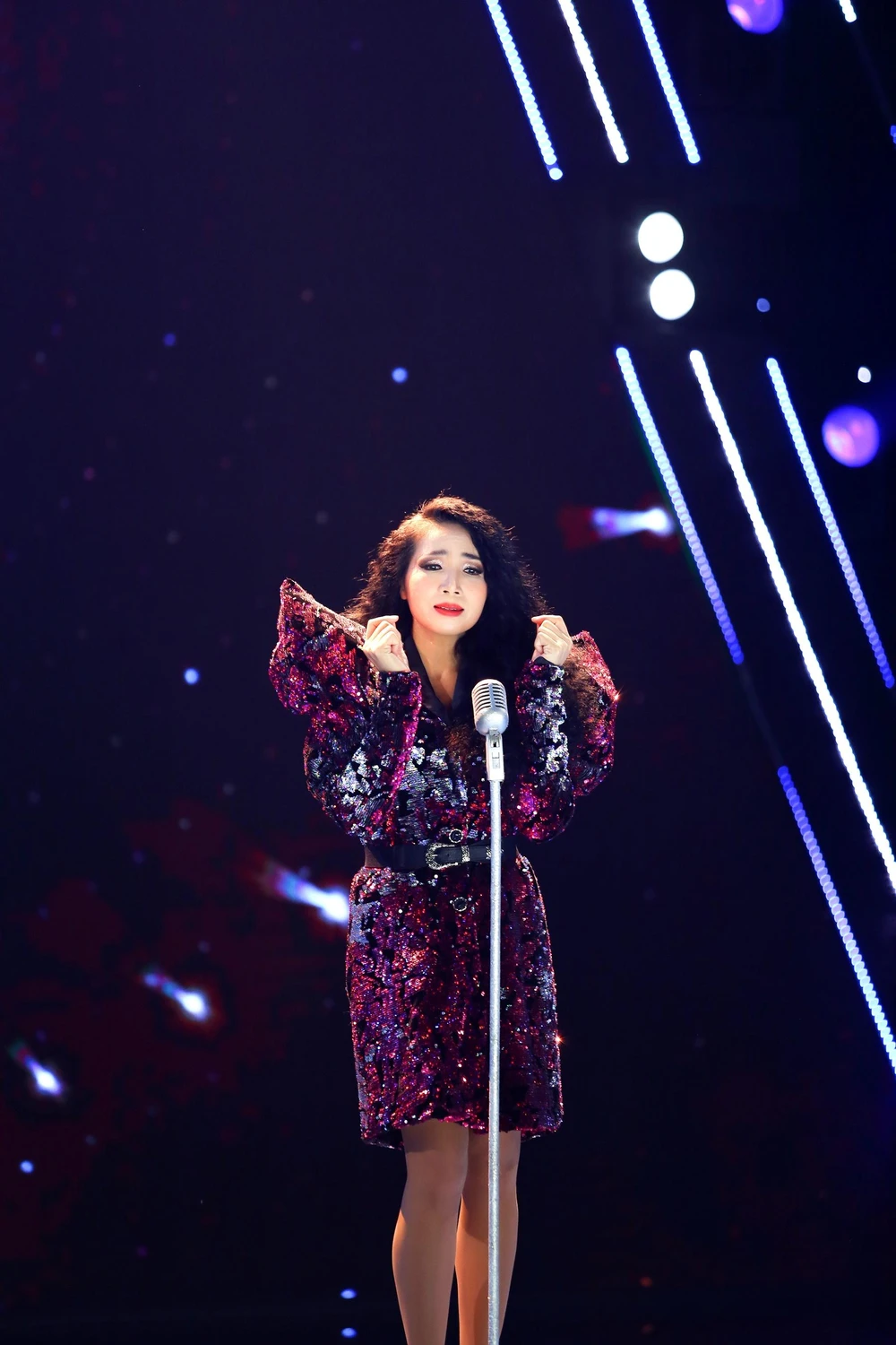 Quỳnh Lan xinh đẹp, lấp lánh hát Tình khúc thứ nhất của Vũ Thành An.