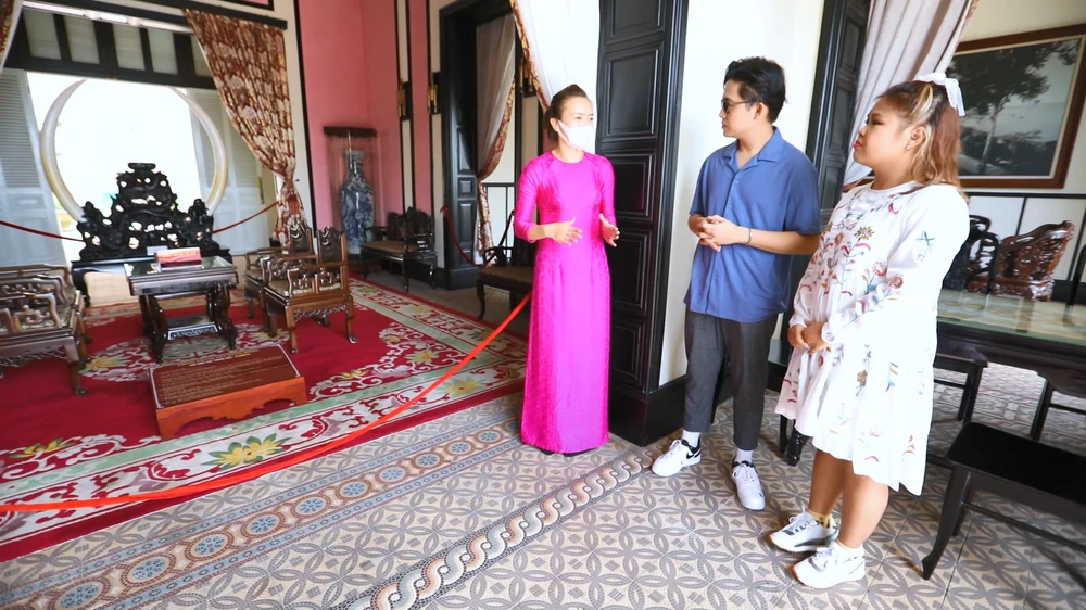 Hướng dẫn viên (HDV) Thanh Hải đang hướng dẫn hai khách mời chương trình.