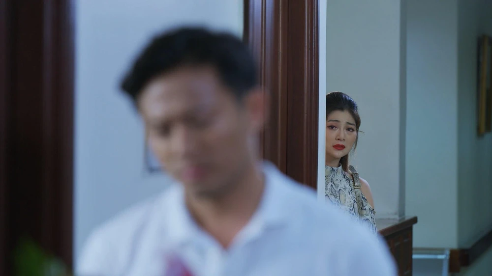 Chiêu Dương nhìn má và Võ Hiếu từ xa.