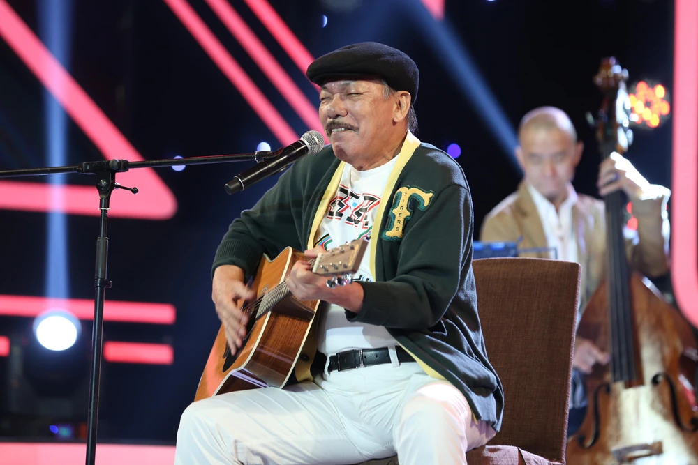 Trần Tiến hát tại chương trình. Trần Tiến hát tại chương trình.