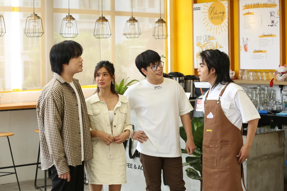 Mọi người cùng bàn nhau về chủ đề chương trình.