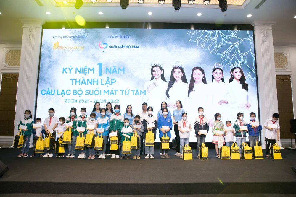 Các em nhỏ nhận quà của chương trình.