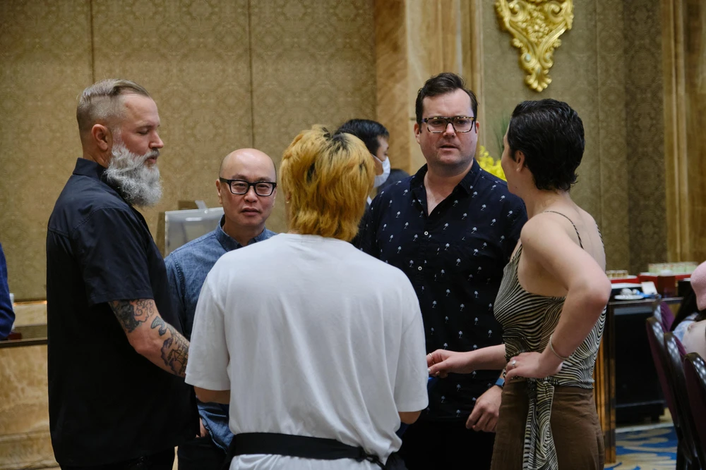 Zach Merck và dàn diễn viên quốc tế.