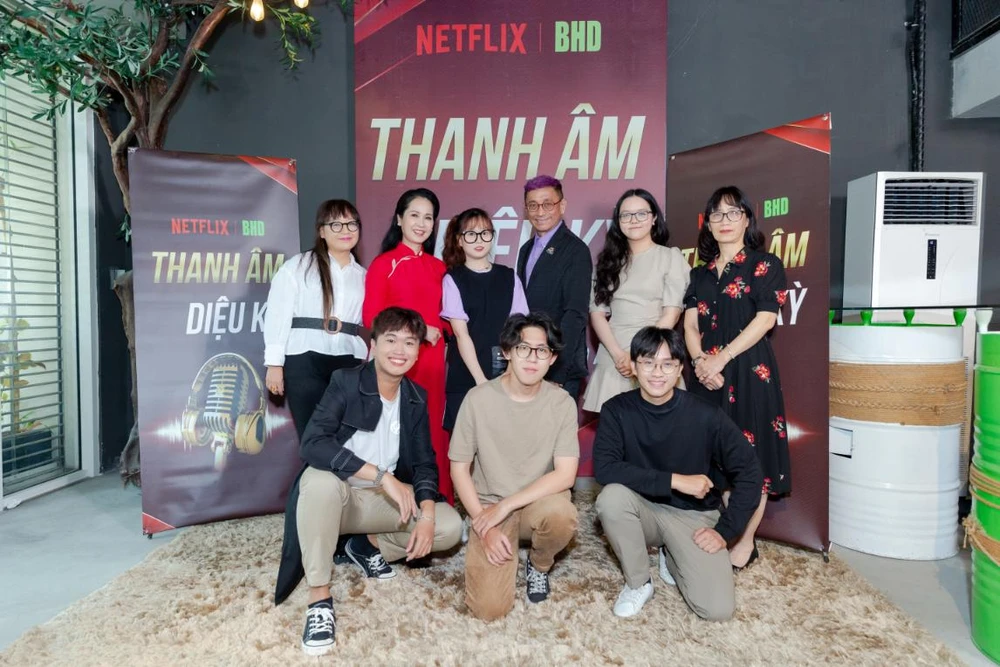 Ban tổ chức cùng tốp 6 của cuộc thi.