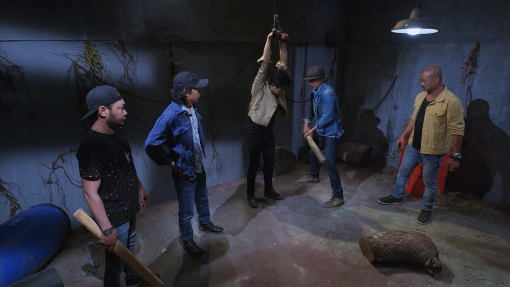 Võ Hiếu bị lính ông kha trút giận lên Hiếu bằng những trận đòn man rợ.