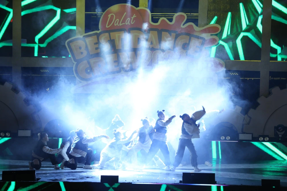 Các nhóm nhảy thi đua với nhau.