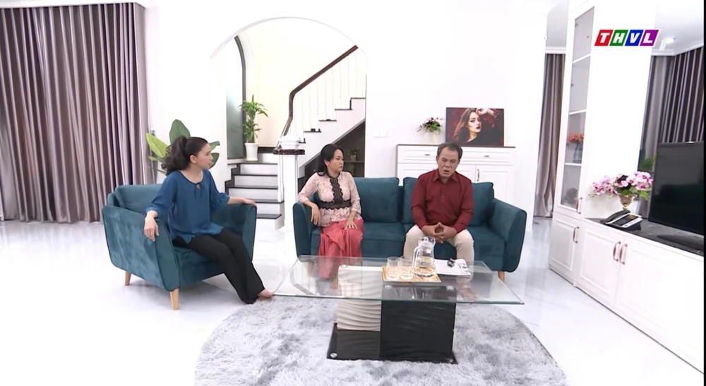 Chị hàng xóm sang nói chuyện với hai vợ chồng.