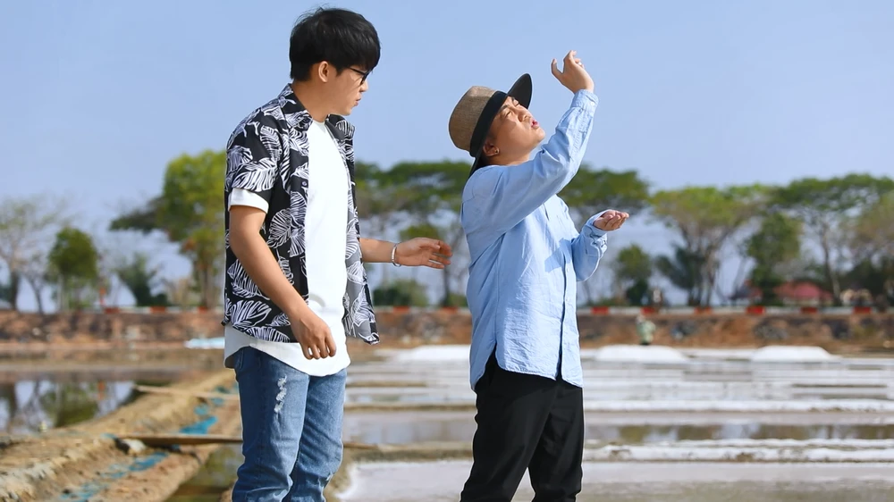 MC Quốc Bảo và Don Nguyễn tại vựa muối xã Long Sơn.