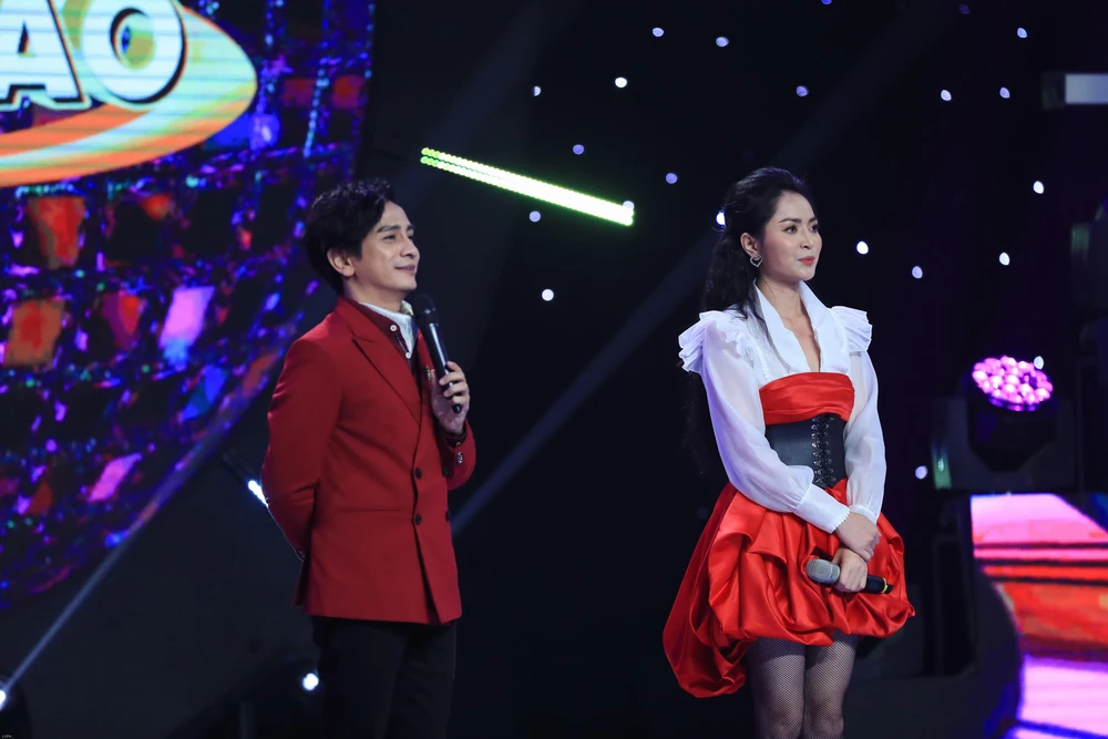 Thí sinh Nguyễn Duyên Quỳnh nghe nhận xét từ ban giám khảo.