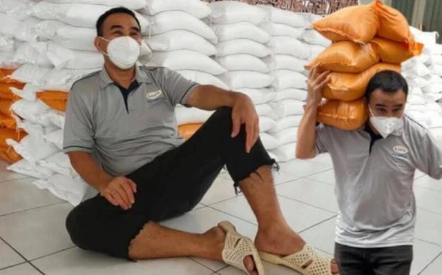 MC Quyền Linh trong những lần từ thiện.