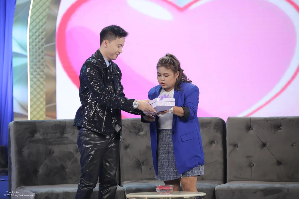 Nhân vật tặng quà cho nhau tronbg chương trình.