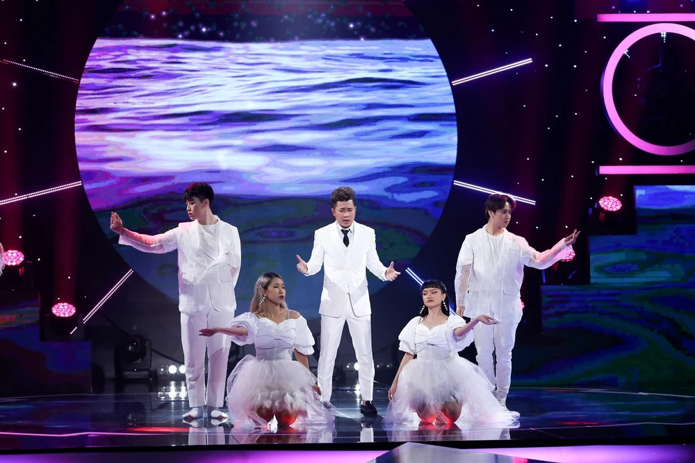 Ca sĩ Lâm Vũ biểu diễn tại chương trình.