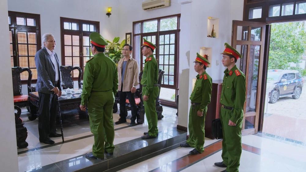 Công an tới gặp ông Kha.