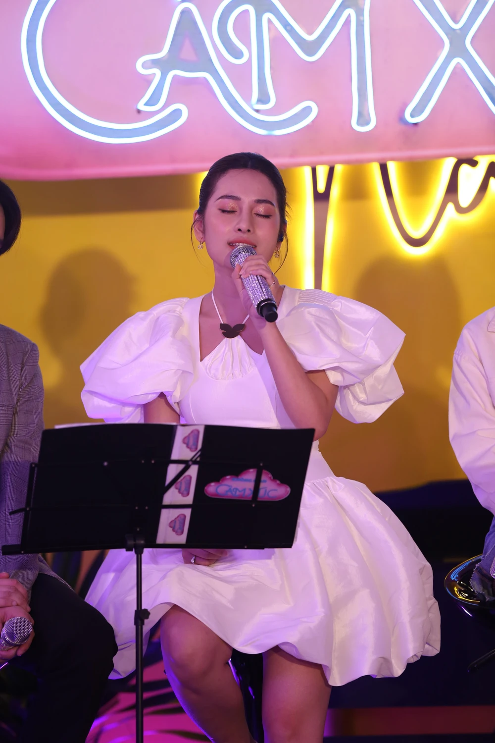 Sara Lưu với ca khúc Tay trái chỉ trăng.