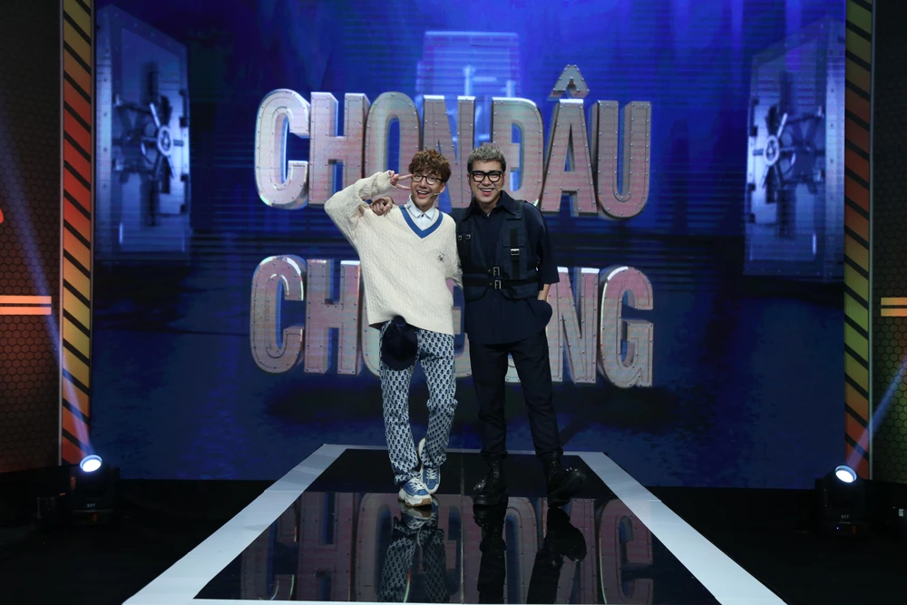 Hai đội trưởng chương trình.