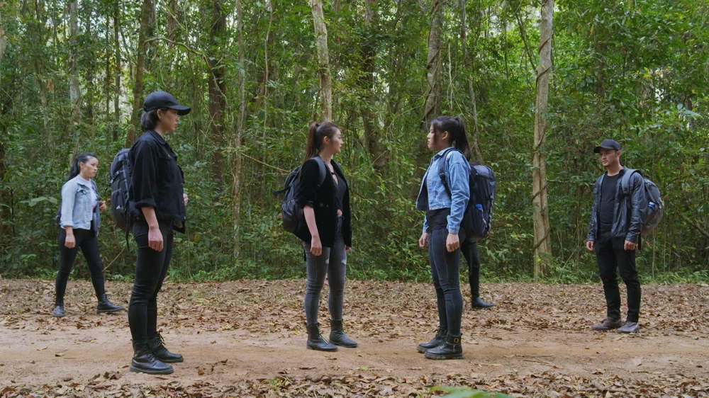 Mỹ Kỳ và Chiêu Dương ẩu đả nhau trên đường qua biên giới. Ảnh: SV