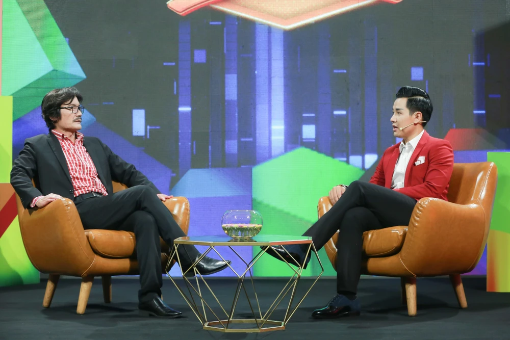 Nghệ sĩ Công Ninh chia sẻ với MC Nguyên Khang.