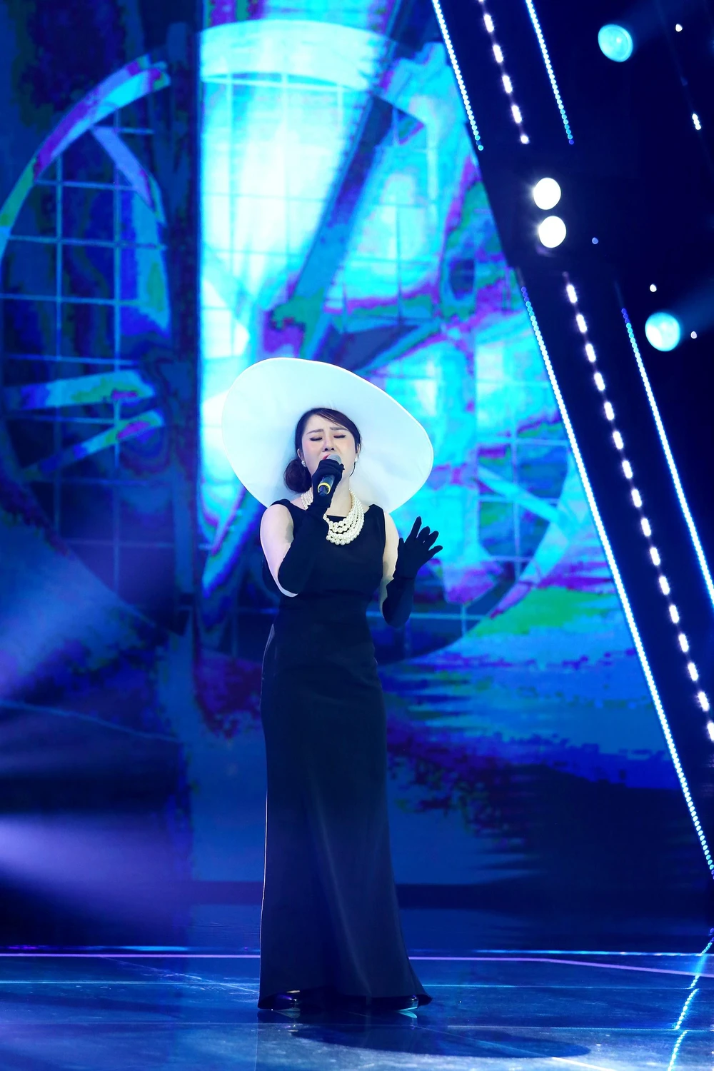 Lê Thu Uyên trình diễn Tình sương khói. Lê Thu Uyên trình diễn Tình sương khói.