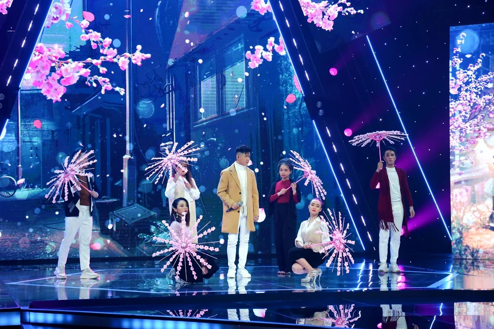 Leo Minh Tuấn với tiết mục Chia tay tình đầu. Leo Minh Tuấn với tiết mục Chia tay tình đầu.