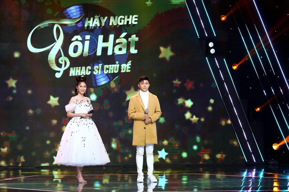 Leo Minh Tuấn nghe nhận xét từ ban giáo khảo. Leo Minh Tuấn nghe nhận xét từ ban giáo khảo.